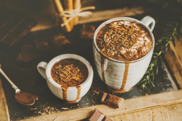 Savoureuse boisson au chocolat chaud dans des tasses