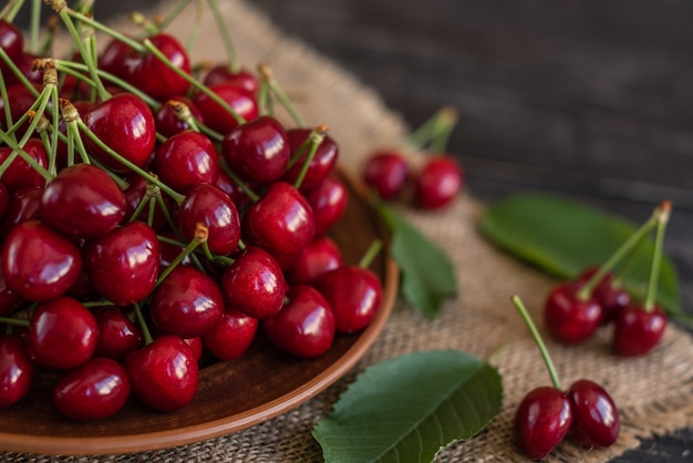 Savoureuse cerise juteuse sur un fond en bois. Il peut être utilisé comme arrière-plan