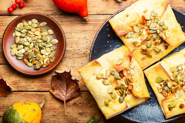 Savoureuse citrouille sucrée rôtie dans du pain pita. Dessert d'automne sur une surface en bois