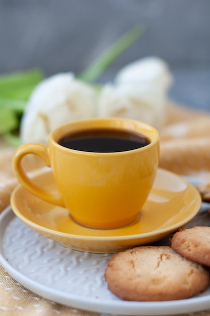 savoureuse collation. tasse de café et une assiette de biscuits.