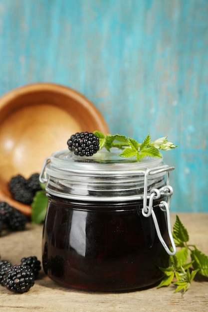 Savoureuse confiture de mûres et baies fraîches sur table en bois