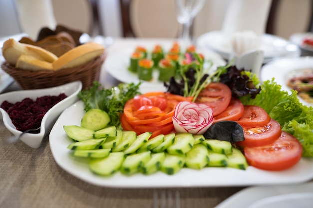 Savoureuse coupe saine sur la table de fête à partir de légumes