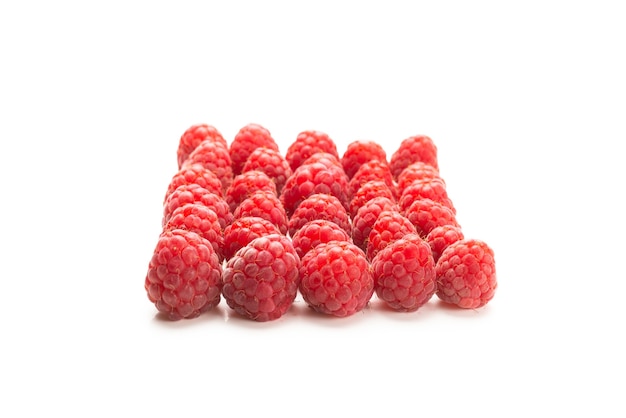 Savoureuse framboise rouge sur blanc