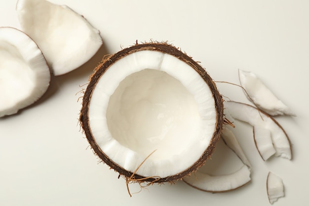 Savoureuse noix de coco fraîche sur fond blanc