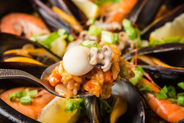 Savoureuse paella espagnole aux fruits de mer.