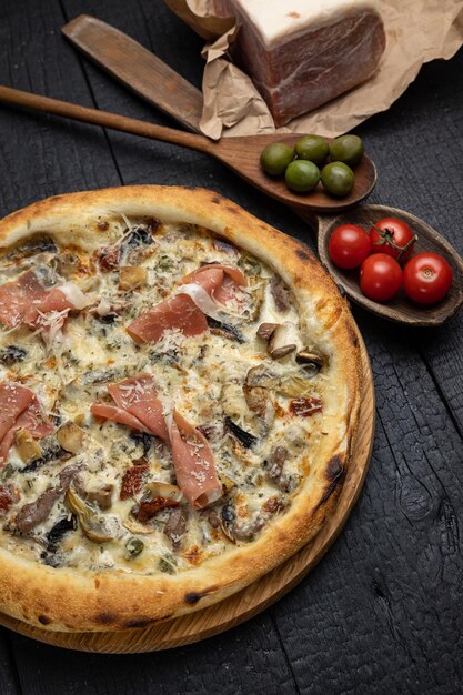 savoureuse pizza au fromage et légumes sur une table en bois sombre