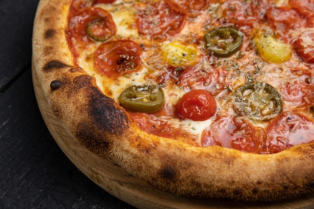 savoureuse pizza au fromage et légumes sur une table en bois sombre