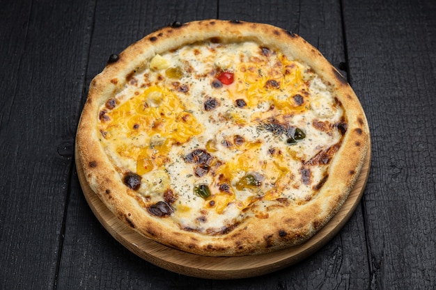 savoureuse pizza au fromage et légumes sur une table en bois sombre