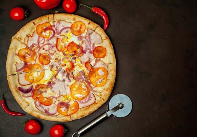 savoureuse pizza au jambon, tomate, piment, sauce tomate, fromage mozzarella sur fond de pierre