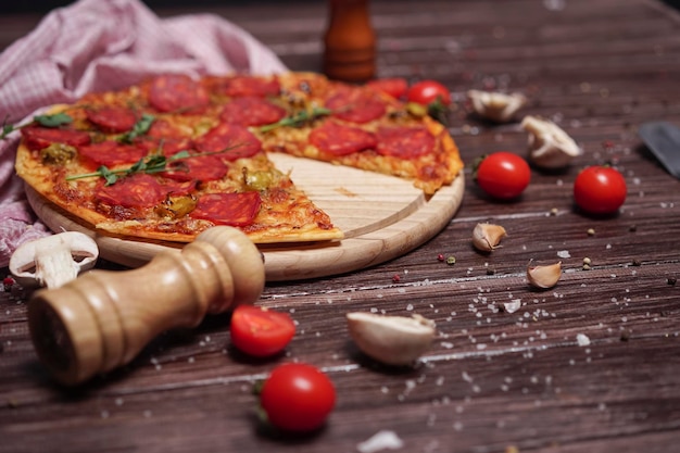 Savoureuse pizza au pepperoni aux champignons