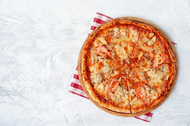 Savoureuse pizza au poulet et champignons vue de dessus