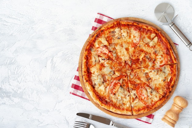 Savoureuse pizza au poulet et champignons vue de dessus