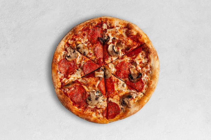 Savoureuse pizza au salame et aux champignons.