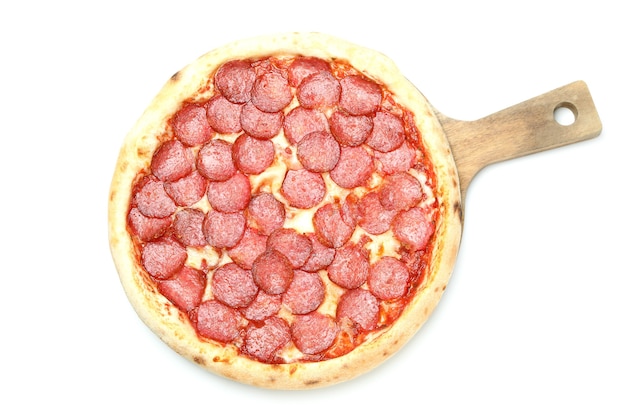Photo savoureuse pizza au salami isolé sur fond blanc