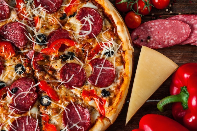 Savoureuse pizza au salami servie sur table en bois