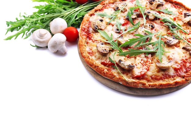 Savoureuse pizza aux légumes et roquette isolé sur blanc