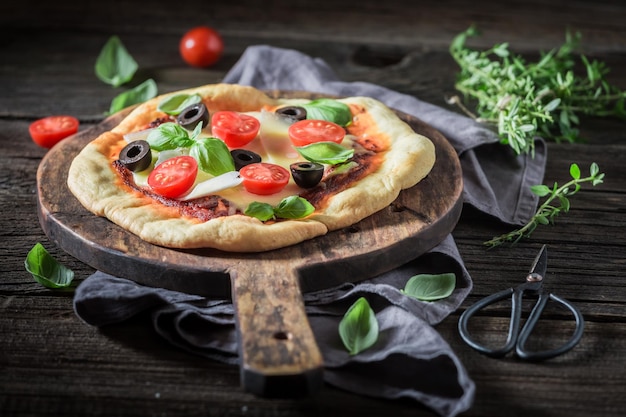 Savoureuse pizza aux olives au fromage et aux herbes