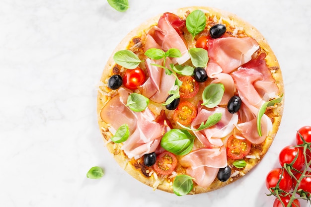 Savoureuse pizza cuite au four sur une table de marbre