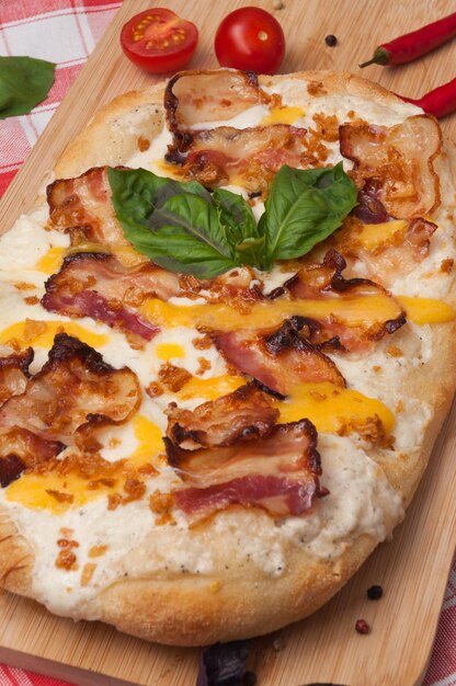 Photo savoureuse pizza italienne avec bacon mozzarella et sauce au fromage