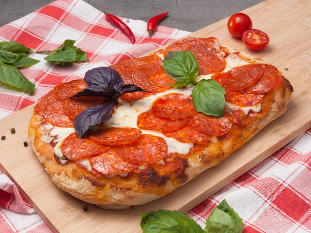 Photo savoureuse pizza italienne à base de tomates avec mozzarella et pepperoni