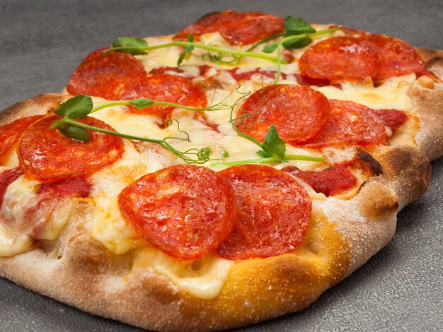 Photo savoureuse pizza italienne avec mozzarella et pepperoni