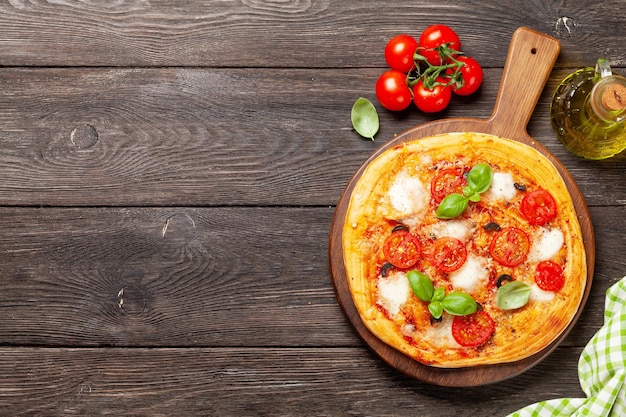 Savoureuse pizza maison aux tomates et basilic