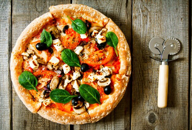 Savoureuse pizza sur une planche de bois.