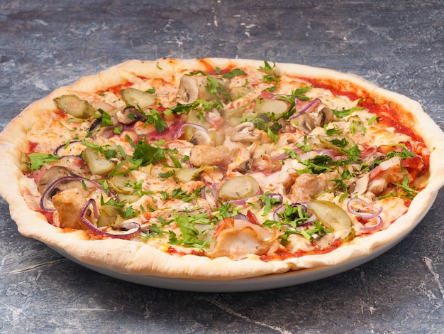 Savoureuse pizza rustique au poulet, champignons et cornichons