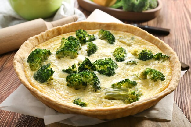 Savoureuse quiche au brocoli sur table libre