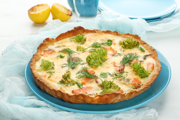 Savoureuse quiche au saumon sur assiette