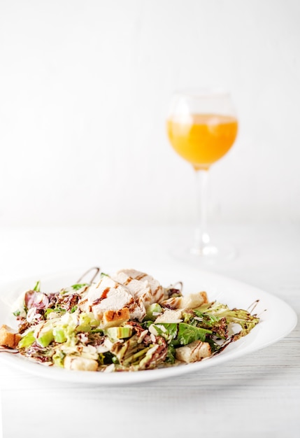 Savoureuse salade au concombre et au poulet.