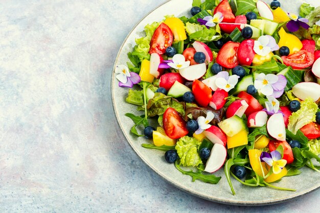 Savoureuse salade d'été aux fleurs comestibles