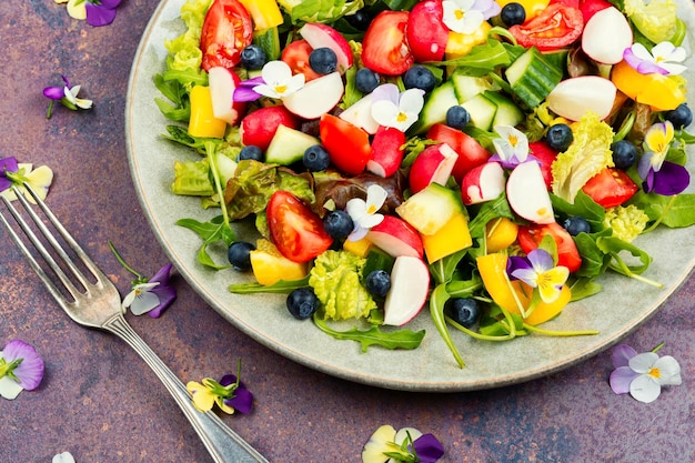 Savoureuse salade d'été aux fleurs comestibles