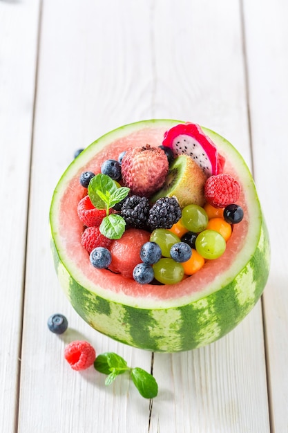 Savoureuse salade de fruits à la pastèque dans une cuisine ensoleillée