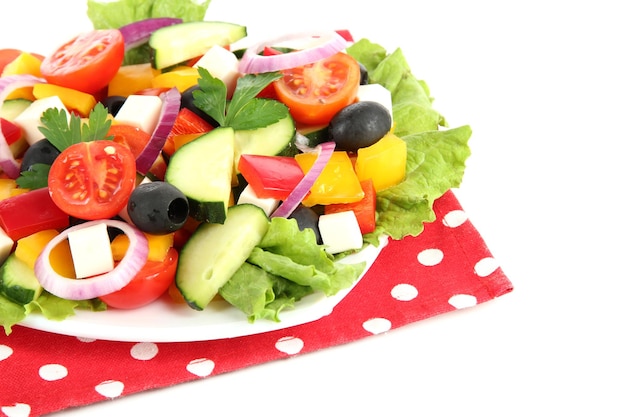 Savoureuse salade grecque isolée sur blanc