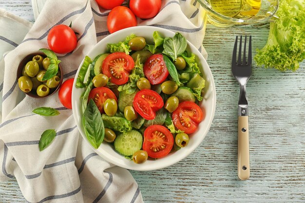 Savoureuse salade de légumes avec fourchette sur table de cuisine