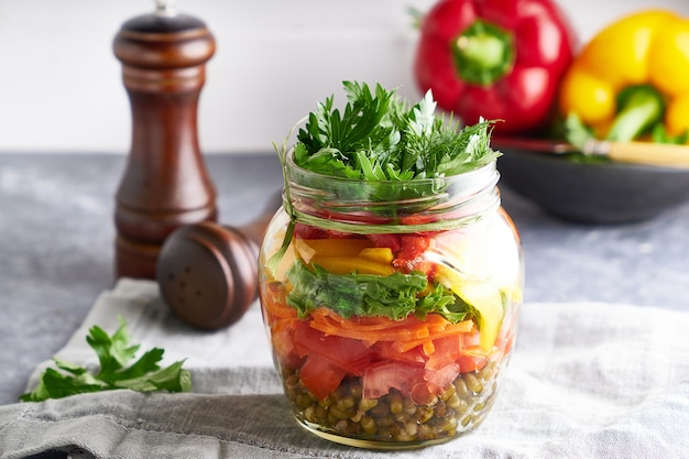 Savoureuse salade maçonne en pot. Aliments faits maison et sains