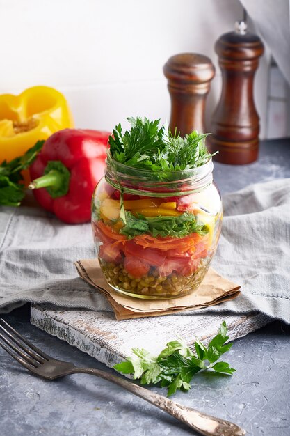 Savoureuse salade maçonne en pot. Aliments faits maison et sains