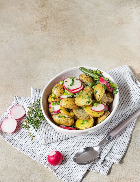 Savoureuse Salade De Patates Chaudes Aux Haricots Verts, Radis Et Herbes