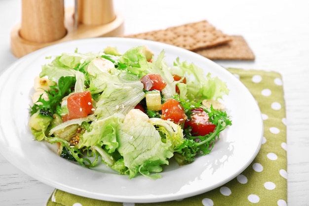 Savoureuse salade de saumon sur fond de bois clair