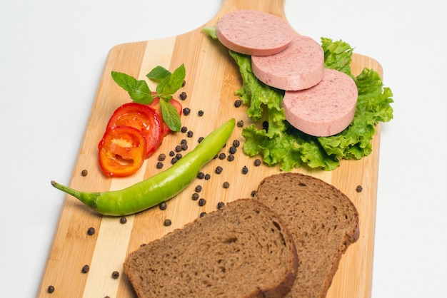 Savoureuse saucisse et pain avec de la laitue et de la tomate