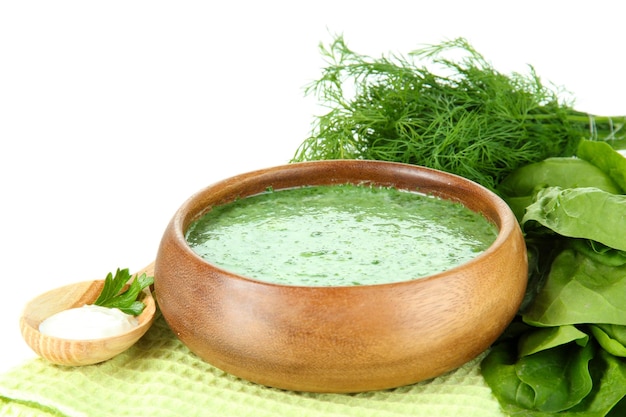 Savoureuse soupe aux épinards isolée sur blanc