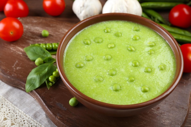 Savoureuse soupe aux pois et légumes sur la table en gros plan