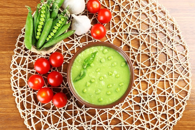 Photo savoureuse soupe aux pois et légumes sur la table en gros plan