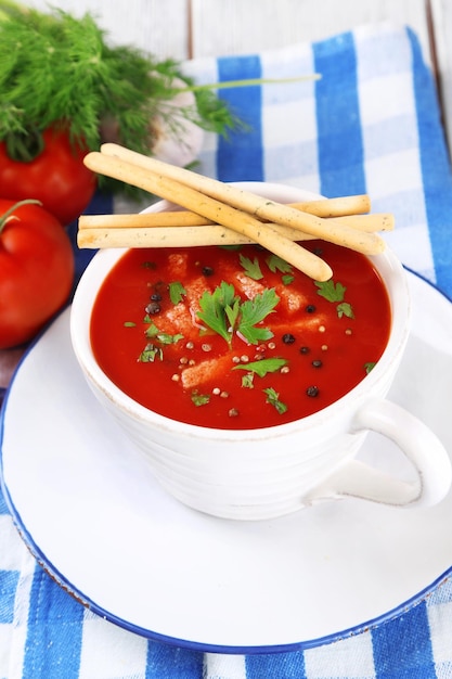 Savoureuse soupe aux tomates avec des croûtons sur le gros plan de table