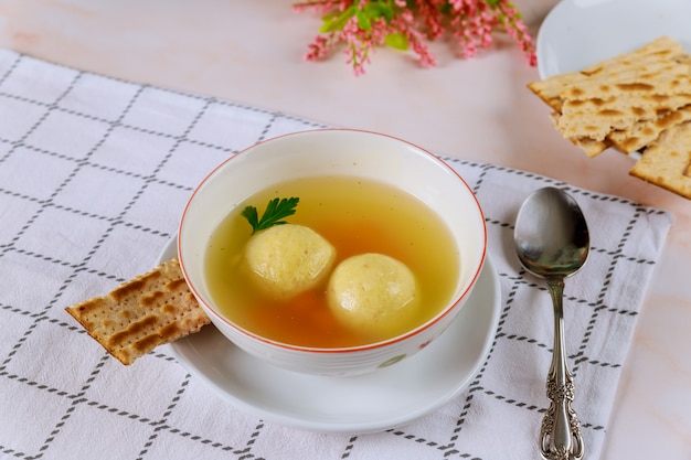 Savoureuse soupe de boulettes de pain azyme avec pain aux carottes et matzos.