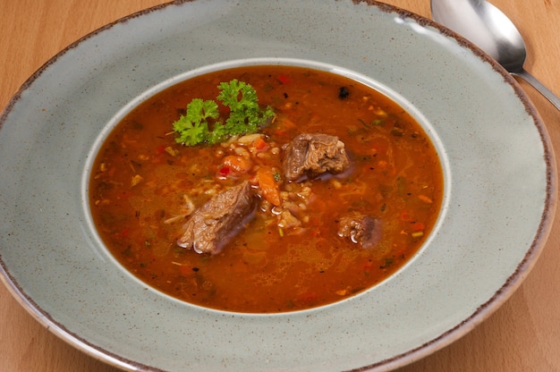 Savoureuse soupe kharcho traditionnelle géorgienne avec riz et boeuf