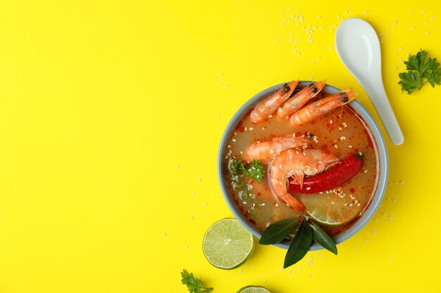 Savoureuse soupe Tom Yum sur fond jaune