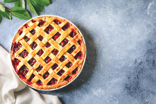 Savoureuse tarte aux cerises américaine maison Délicieuse tarte aux cerises maison avec une croûte feuilletée