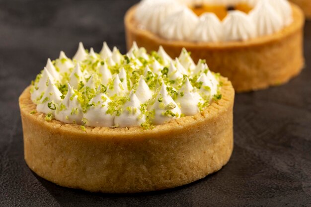 Savoureuse tartelette au citron sur la table